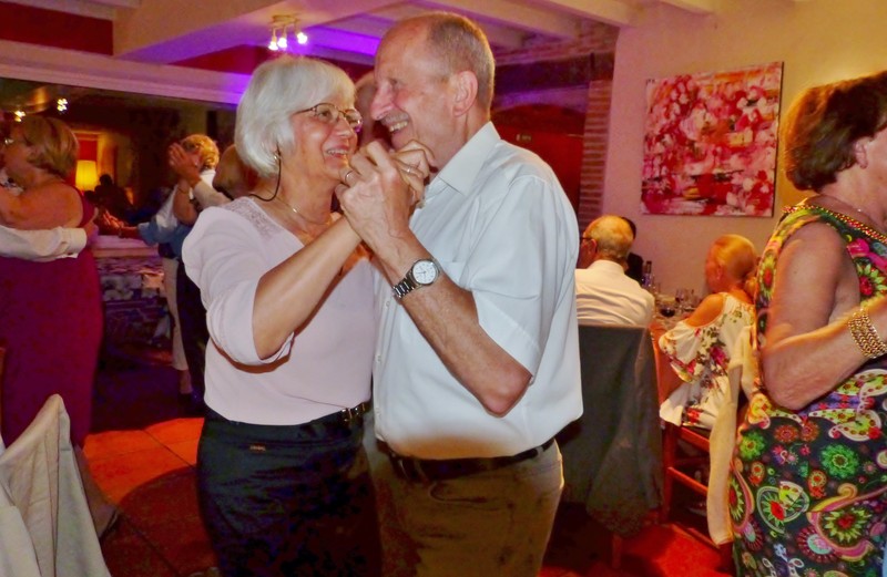 27_P1130045 (Clement).jpg - Et on dansera longtemps (le bus attendra)...